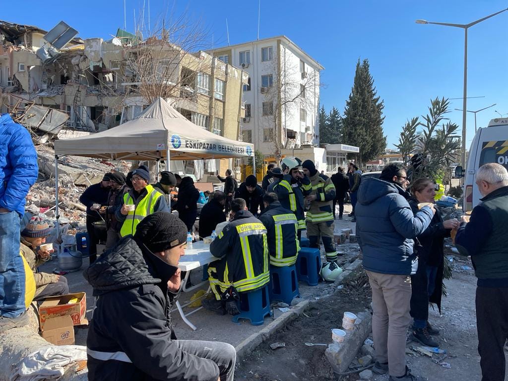 Eskipazar'lı Gençlerden Afetzedelere Sıcak Yemek